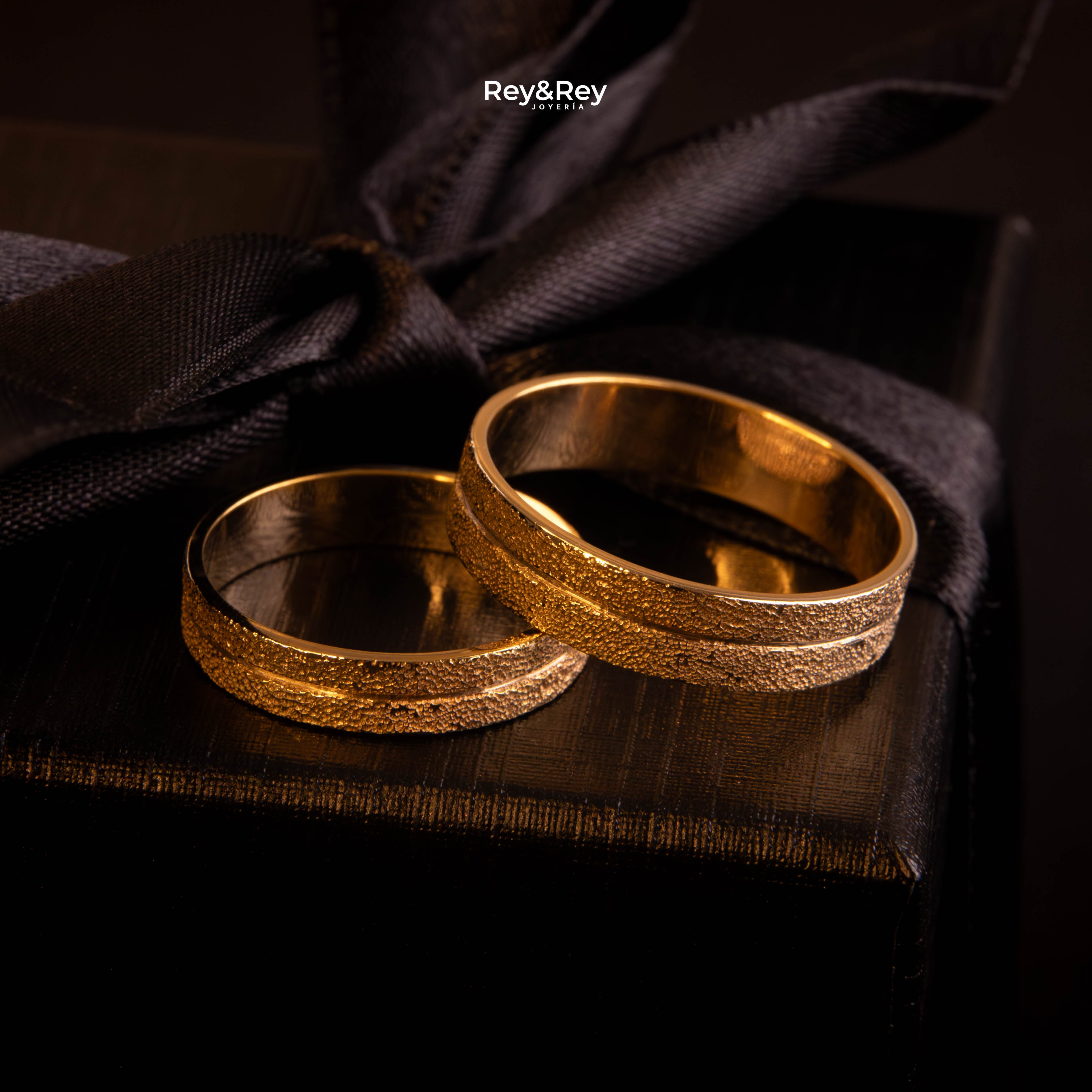 Anillos Matrimoniales Craquel SAND Oro 10k  Par